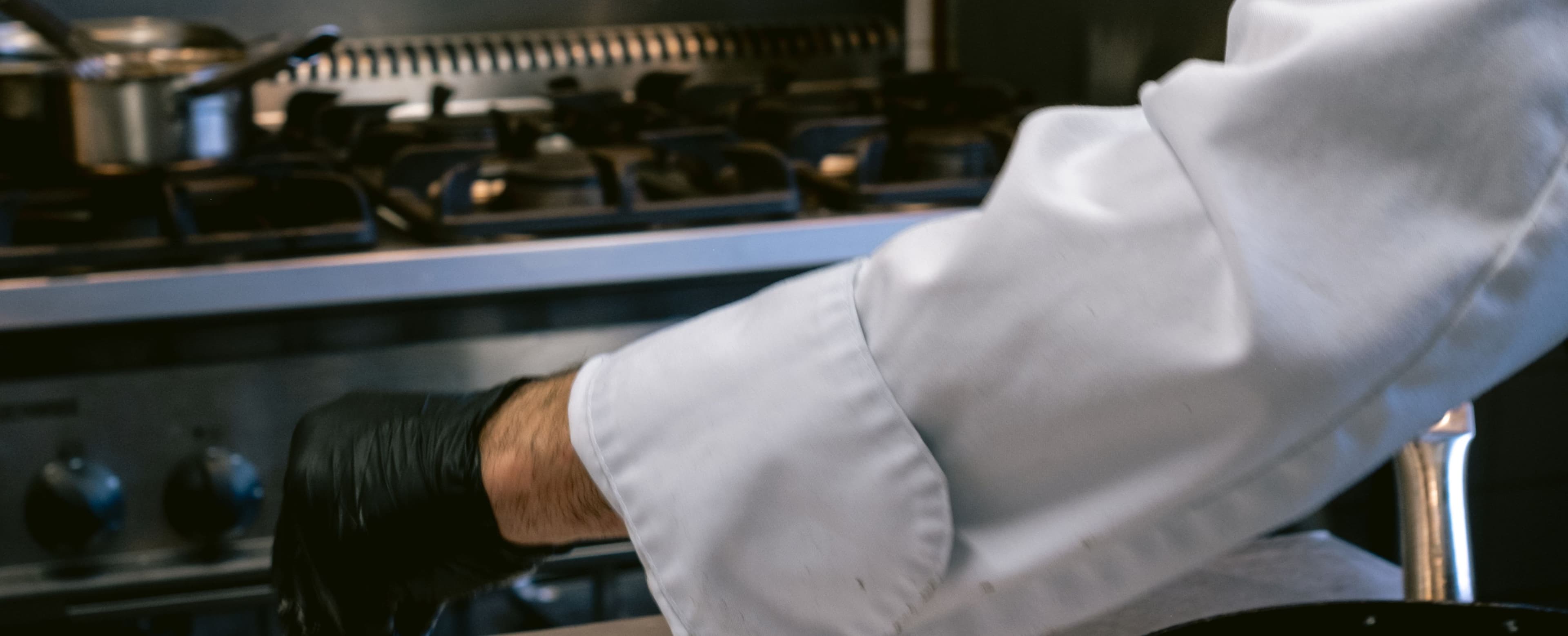 Een sfeervolle afbeelding van Jack’s Colony Grill, met een prachtig gedekte tafel voor een diner of groepsbijeenkomst
