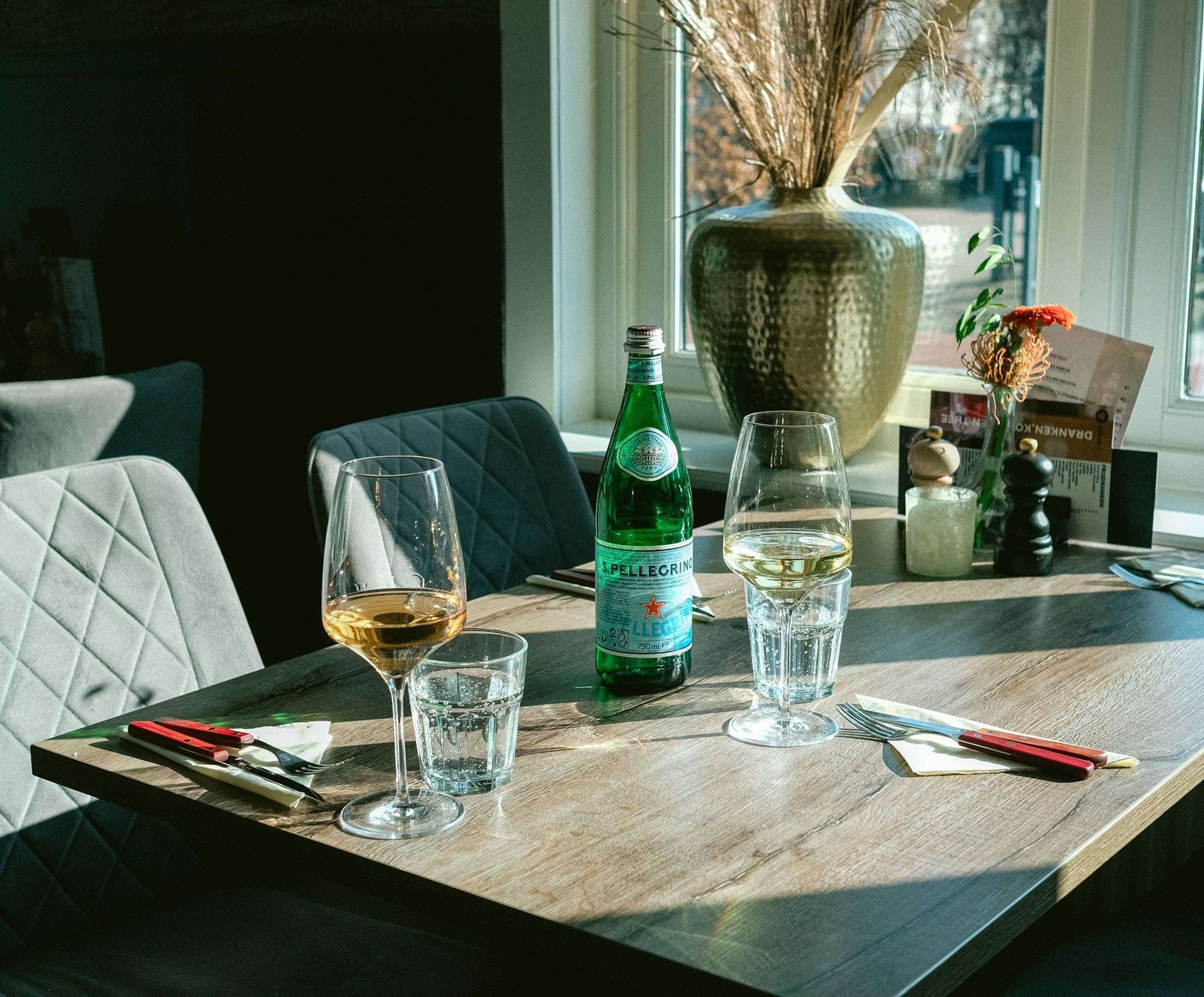 Een sfeervolle afbeelding van een evenement bij Jack’s Colony Grill, met gasten die genieten van een exclusieve ervaring in een gezellige setting