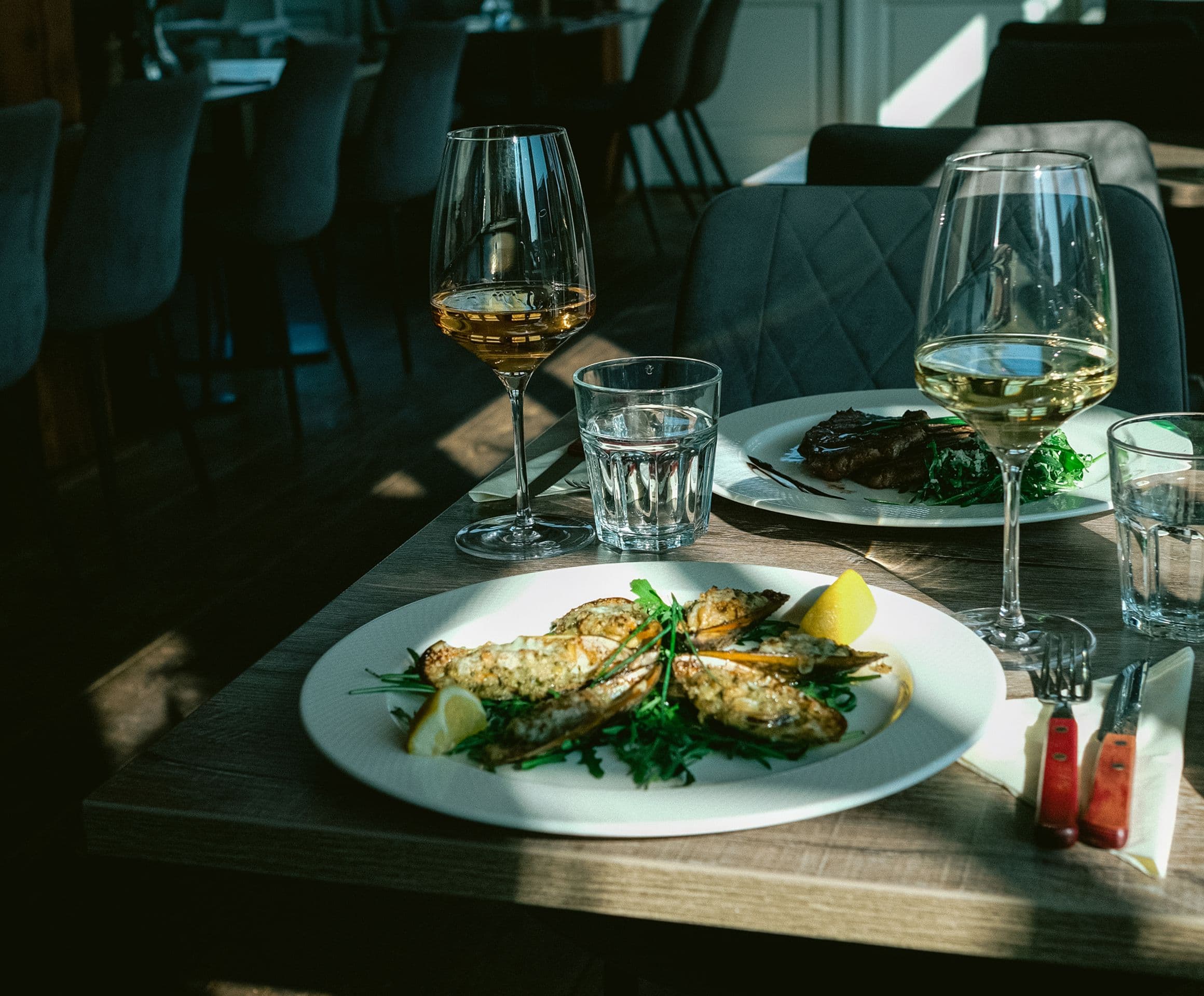 Een foto van een groeps- of bedrijfsevent bij Jack’s Colony Grill, met gasten die genieten van een sfeervolle setting en privéruimte voor hun gelegenheid