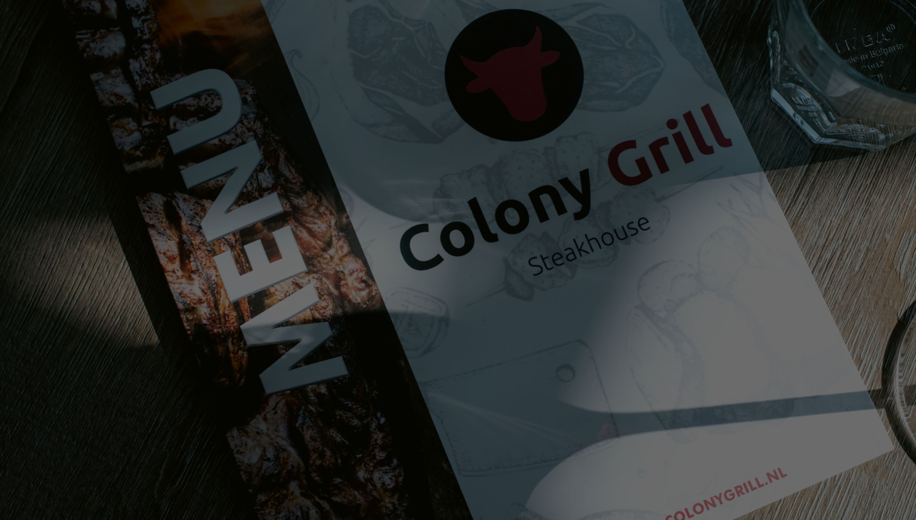 Hero afbeelding van Jack’s Colony Grill, met een stijlvol menukaart weergegeven als achtergrond